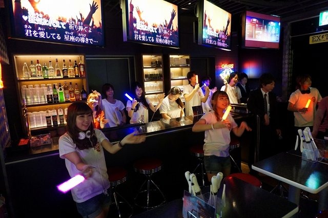 ナムコ、いつでもアニソンパーティを楽しめる常設カフェ&バー「アニON」を新宿にオープン!サイリウムは席に常備