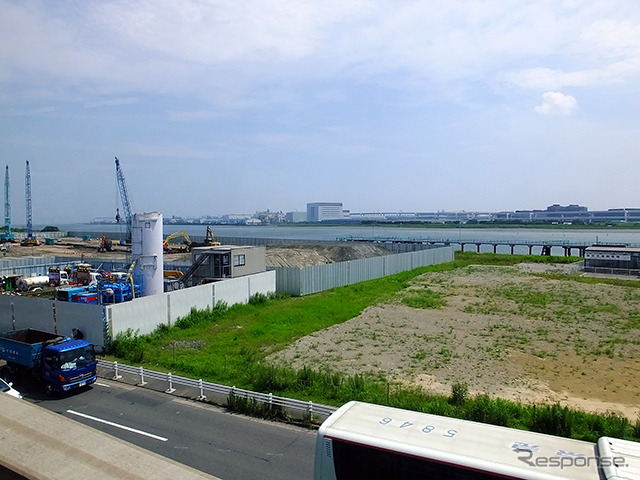 羽田空港国際線ビル駅付近で見える多摩川。手前の更地は羽田東急ホテルの跡地