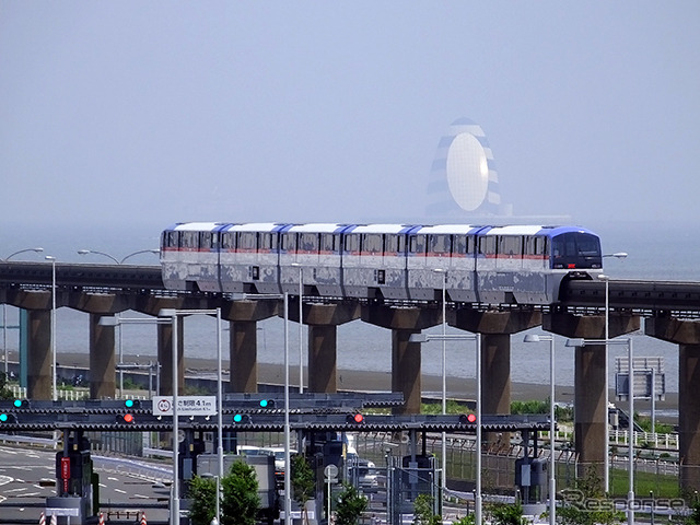 VVVFインバータ制御の2000形。東京湾アクアラインの換気塔「風の塔」も見える