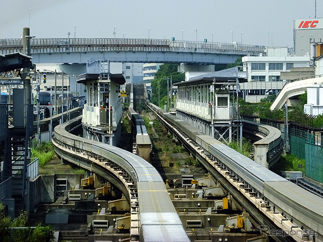 浜松町行き列車から昭和島駅を望む。駅の左に車両基地がある