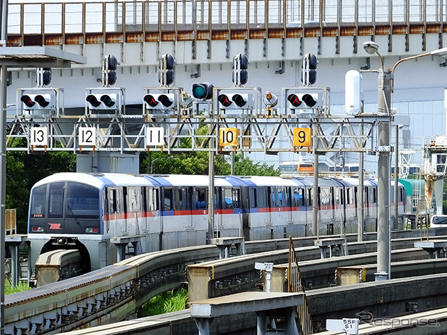 「入」という信号も見える昭和島車両基地