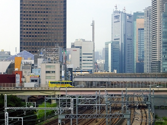 浜松町駅を望む。左に世界貿易センタービル、右に汐留メディアタワーなどが見える