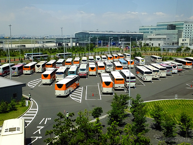 国際線ターミナル付近に集結する空港連絡バス。駅前をカラフルに彩る