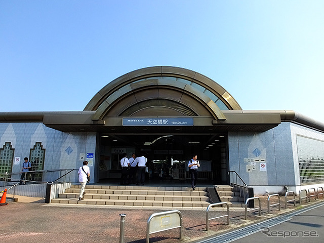 地下にプラットホームを持つ天空橋駅の駅舎。このちかくに京急の同名の駅がある