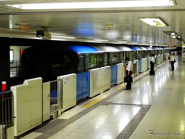 天空橋駅に滑り込む東京モノレール1000形