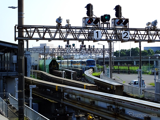 昭和島車両基地で休む1000形。珍しい機材の姿も見える