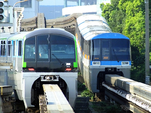 昭和島駅に進入する1000形(下り列車)と、最新型10000形がすれ違う