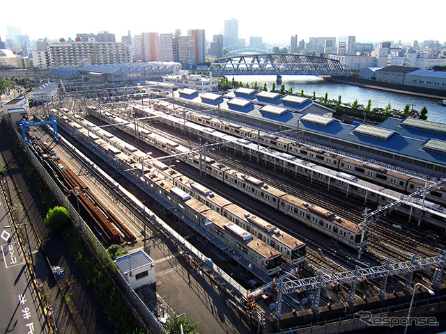 東京モノレールが生まれた1964年に東京メトロ日比谷線が全通した(千住検車区)