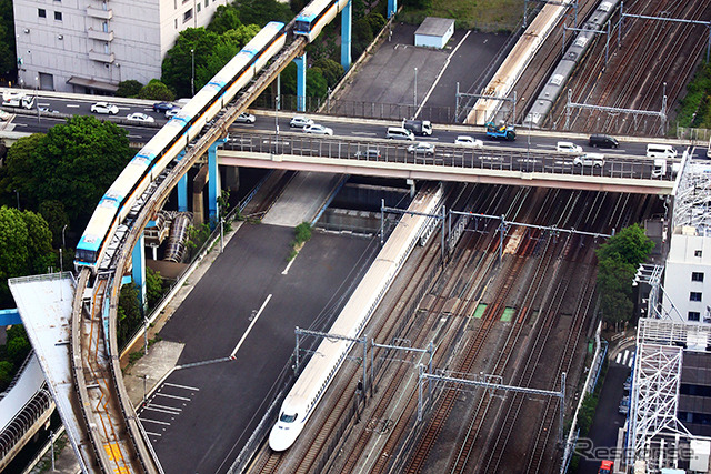 世界貿易センタービルから東京モノレールや新幹線を見下ろす。両線の間にある舗装部分には、かつて東海道貨物線のレールが敷かれていた