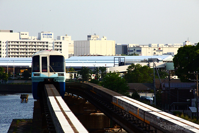 大井競馬場駅付近を走る東京モノレール1000形