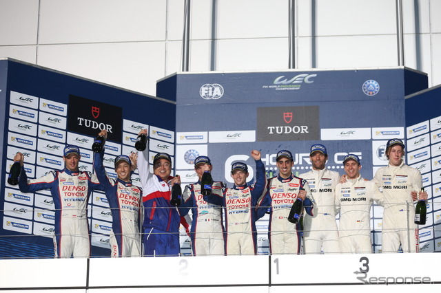 LMP1-Hクラスの表彰式。3位にはM.ウェバー(右から3人目)らの#20 ポルシェが入った。
