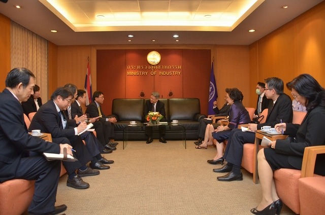 マツダの執行役員、タイ工業相と会談　タイ事業拡張に１２０億バーツ投資