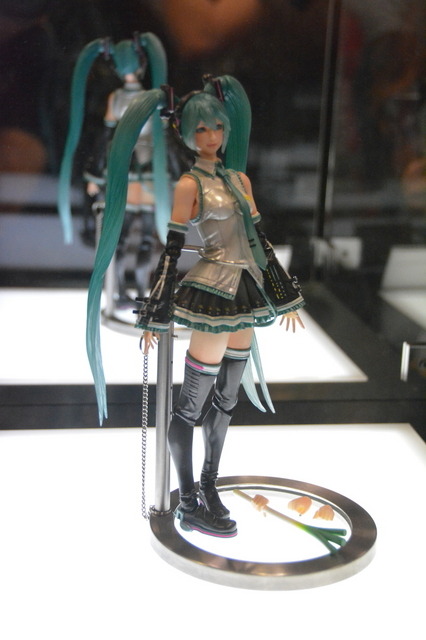 初音ミクやDCとのコラボフィギュアも展示、NYコミコンのスクエニブース現地レポ
