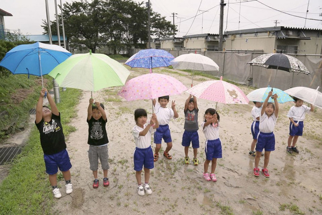 校庭がテニスコートほどしかない岩手県宮古市立赤前小学校(子ども達がいるところが校庭)