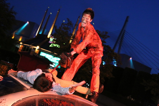 ゲストに襲いかかる“スーパー・ゾンビ”/「ストリート・ゾンビ」 in ユニバーサル・サプライズ・ハロウィーン