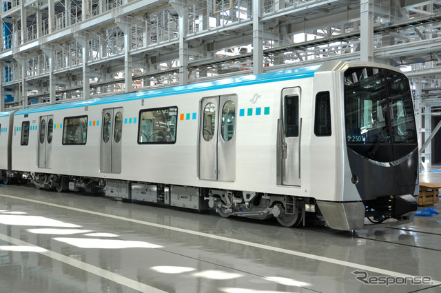 2015年開業予定の仙台市交通局地下鉄東西線の2000系電車。側面は上部にアクアブルー（青）のライン、窓の位置には「スクエアドット」と呼ぶ青・緑・黄色・オレンジの四角を並べたカラーリングだ