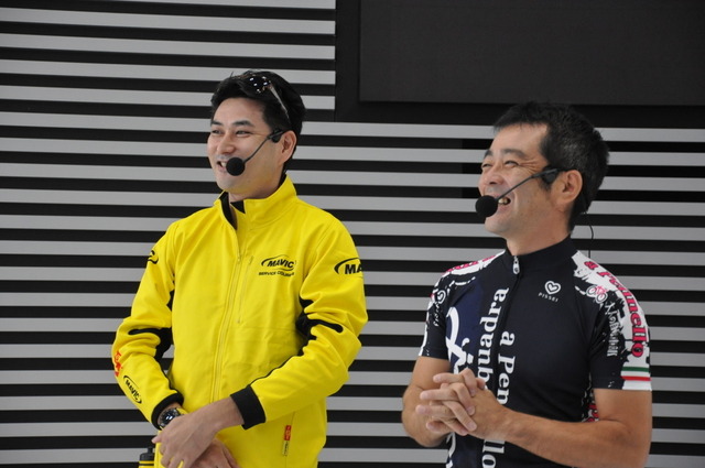 MAVICの村上嘉之氏(左)とモータージャーナリストの河口まなぶ氏