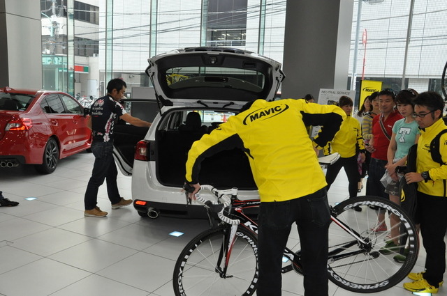 スバル レヴォーグに自転車を積載するようす