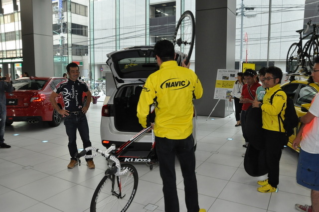 スバル レヴォーグに自転車を積載するようす