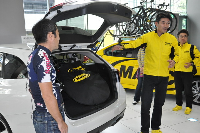 スバル レヴォーグに自転車を積載するようす