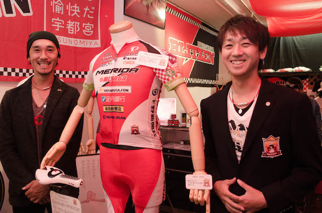 RED ZONEの長沼店長(右)とブリッツェンの廣瀬GM(ジャパンカップ14)