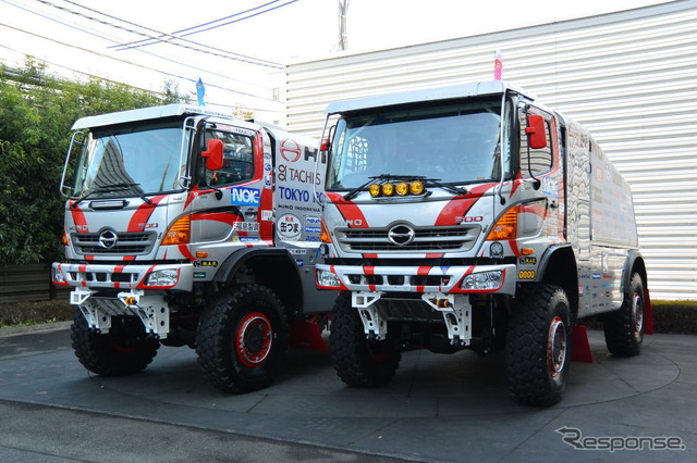 日野チームスガワラ ダカールラリー2015 参戦車両（右が1号車）