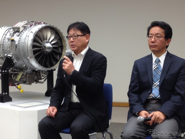 本田技術研究所の山本芳春社長（左）＝ジェットエンジン説明会