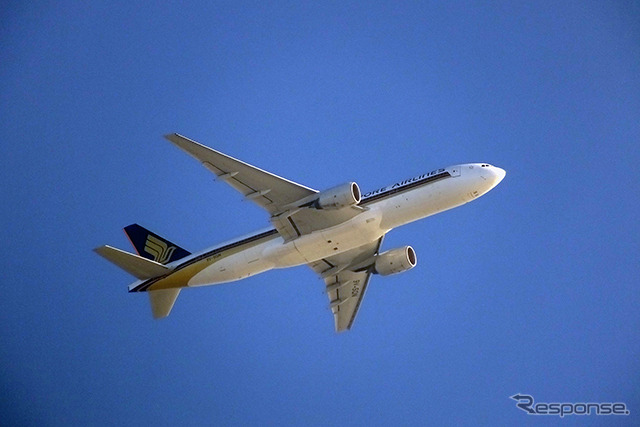 千葉港上空を左旋回し着陸態勢に入るシンガポール航空SIA632便(ボーイング777)