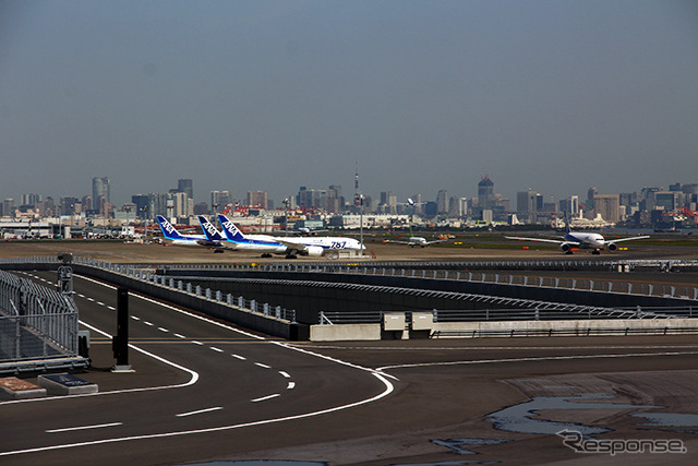 羽田空港D滑走路からC滑走路を眺める