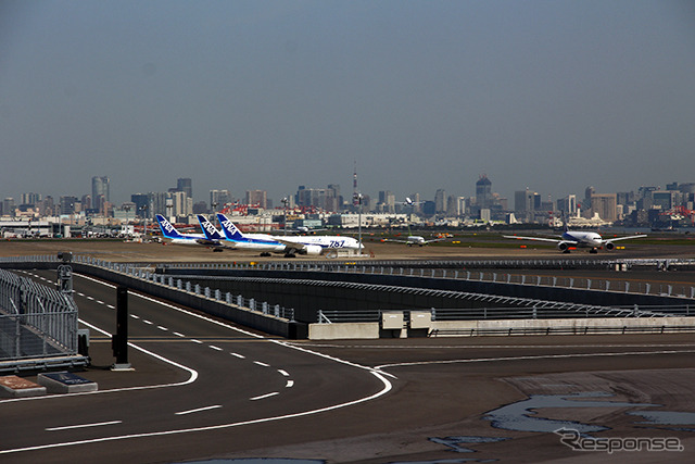 羽田空港D滑走路からC滑走路を眺める