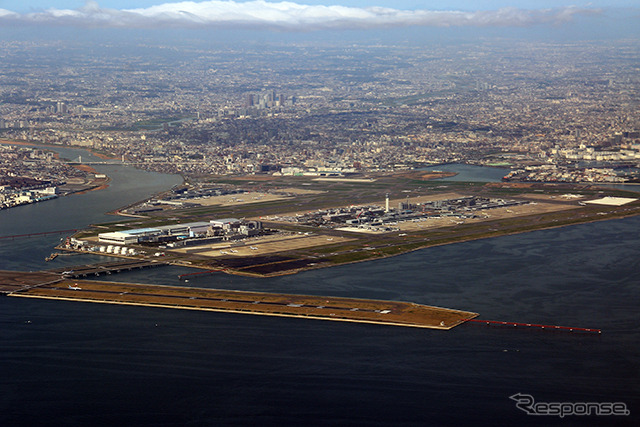 D滑走路を離陸した旅客機から羽田空港を見下ろす