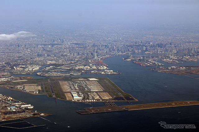 D滑走路を離陸した旅客機から羽田空港を見下ろす