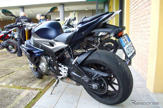 ザックス セミアクティブサス開発車両(BMW S1000R)