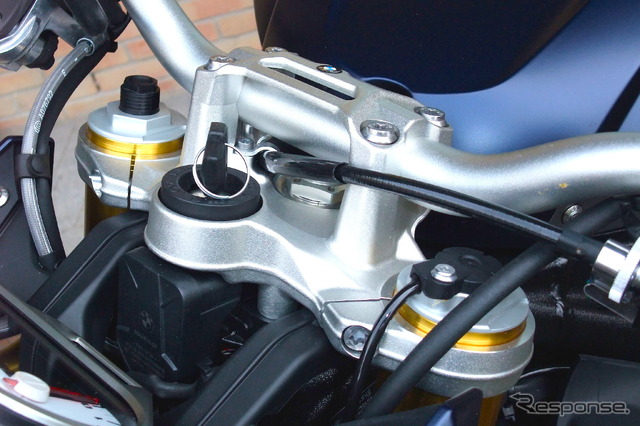ザックス セミアクティブサス開発車両(BMW S1000R)