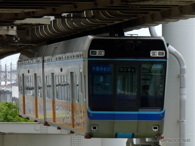千葉モノレールの車両。2両編成を基本として運行されている。