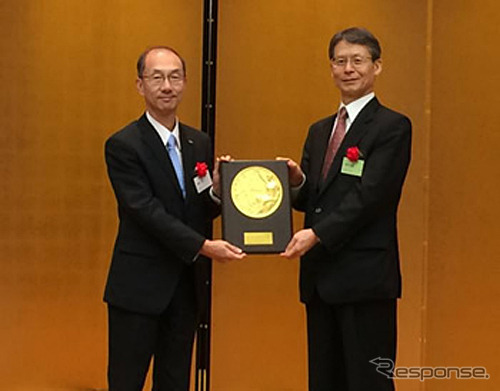 日本証券アナリスト協会 大場昭義会長(右)と富士重工業 高橋充取締役(左)