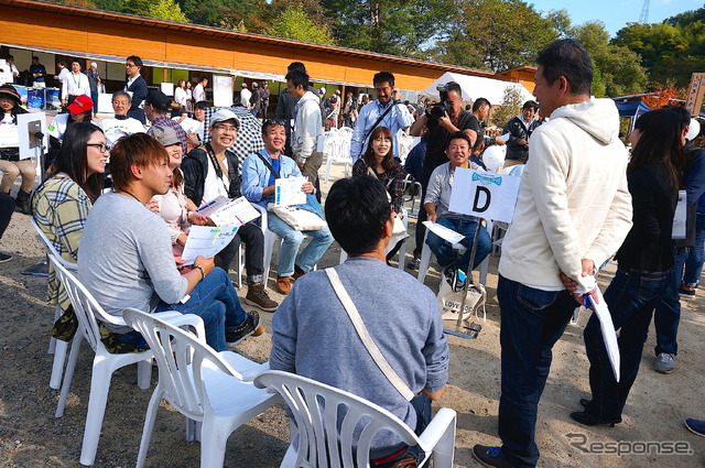 参加者と触れ合う藤下修チーフエンジニア