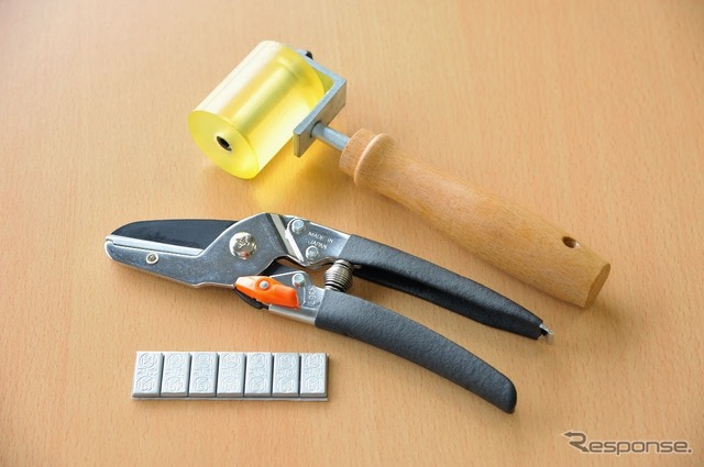 作業は、バランスウェイト貼り付け専用ローラー(一番上)やウェイトカッター(真ん中)を用いて行う