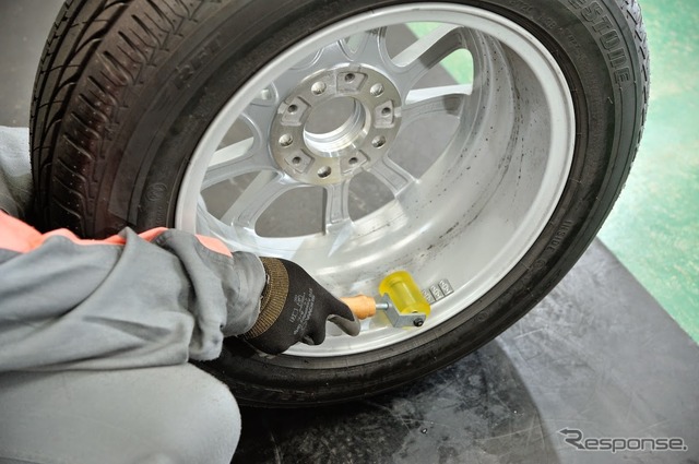 最後は専用ローラーでより各自に接着させる