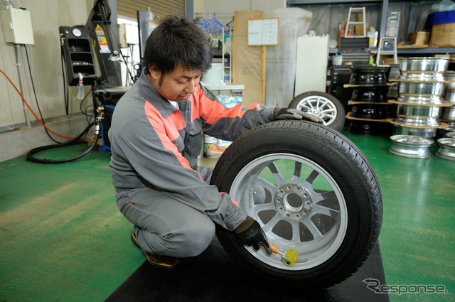 最後は専用ローラーでより各自に接着させる