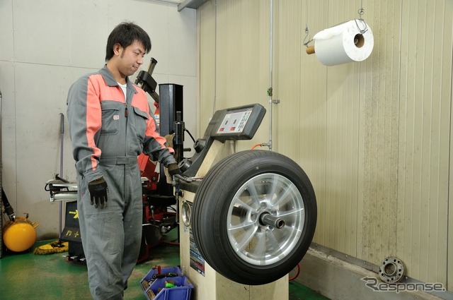 実際のピット作業で、貼付けを行ってもらう