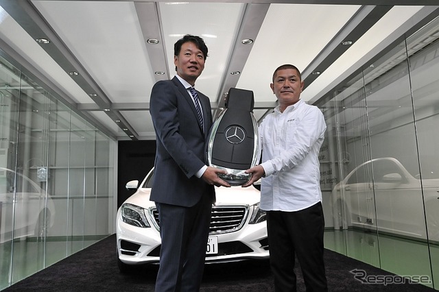 メルセデス・ベンツ日本の上野社長(左)とデリバリーコーナーの1号車を納車した森田氏