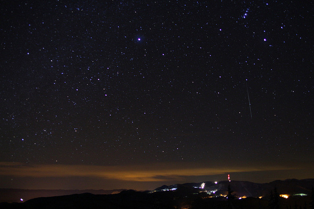 夜明けのオリオン座と流星