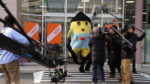 CMで報道陣に囲まれるふなっしー