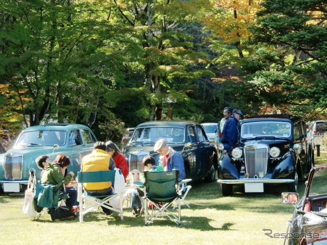 思い思いにテーブルと椅子を並べて一息。