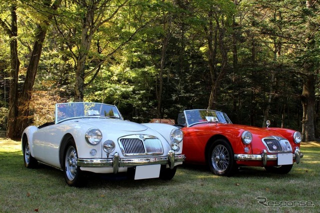 MGA。左はツインカムモデル。