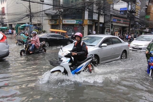 アソーク通りの洪水（２１日）