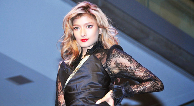 “ドラキュラ”衣装で登場した、ローラ/『ドラキュラZERO』イベント