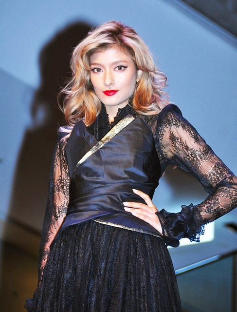 “ドラキュラ”衣装で登場した、ローラ/『ドラキュラZERO』イベント