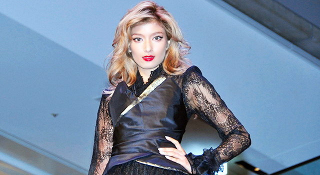“ドラキュラ”衣装で登場した、ローラ/『ドラキュラZERO』イベント